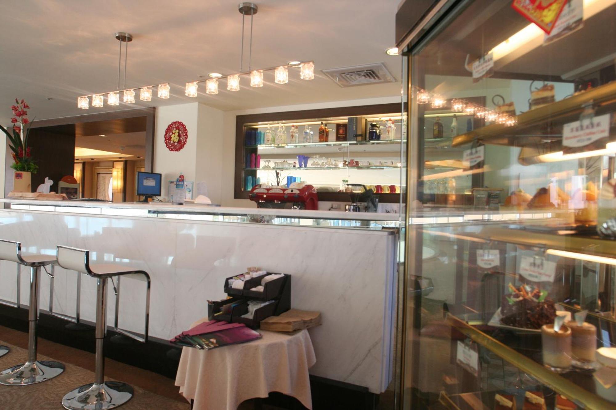 Chateau Beach Resort Kenting Extérieur photo Interior of a café in Hong Kong