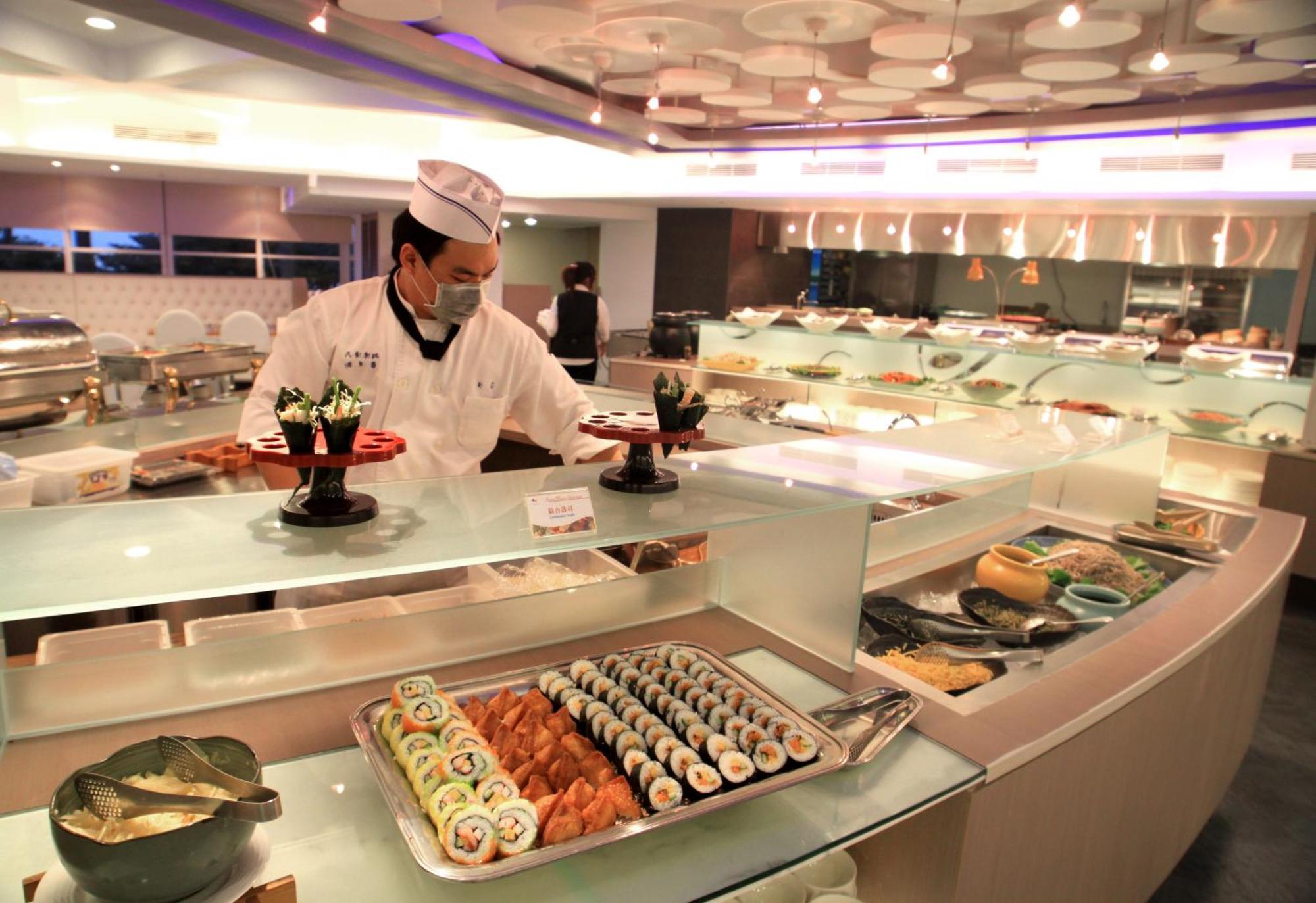 Chateau Beach Resort Kenting Restaurant photo A sushi chef at work