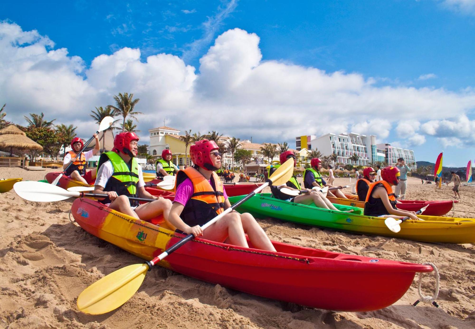 Chateau Beach Resort Kenting Extérieur photo Kayaking in Benalmadena, Spain