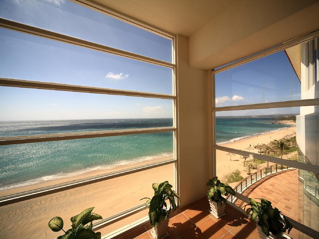 Chateau Beach Resort Kenting Extérieur photo A view of the beach from a hotel in La Paloma