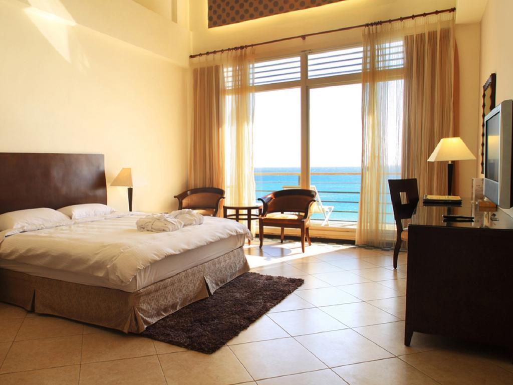 Chateau Beach Resort Kenting Extérieur photo A room at the Kempinski Hotel, Muscat