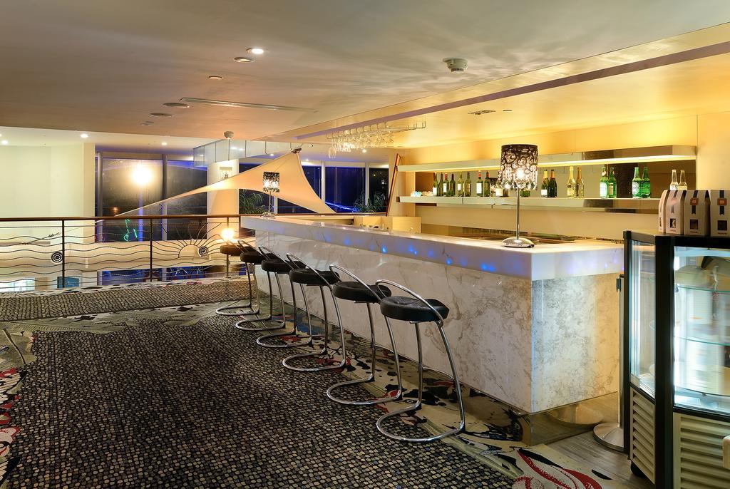 Chateau Beach Resort Kenting Extérieur photo The bar at the lounge