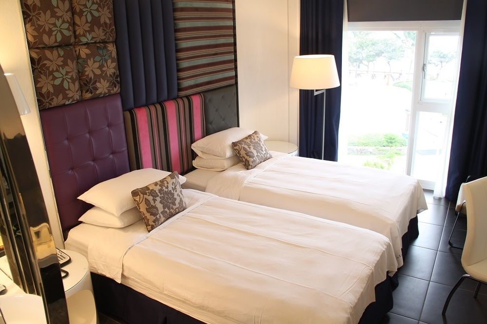 Chateau Beach Resort Kenting Extérieur photo A room at the hotel