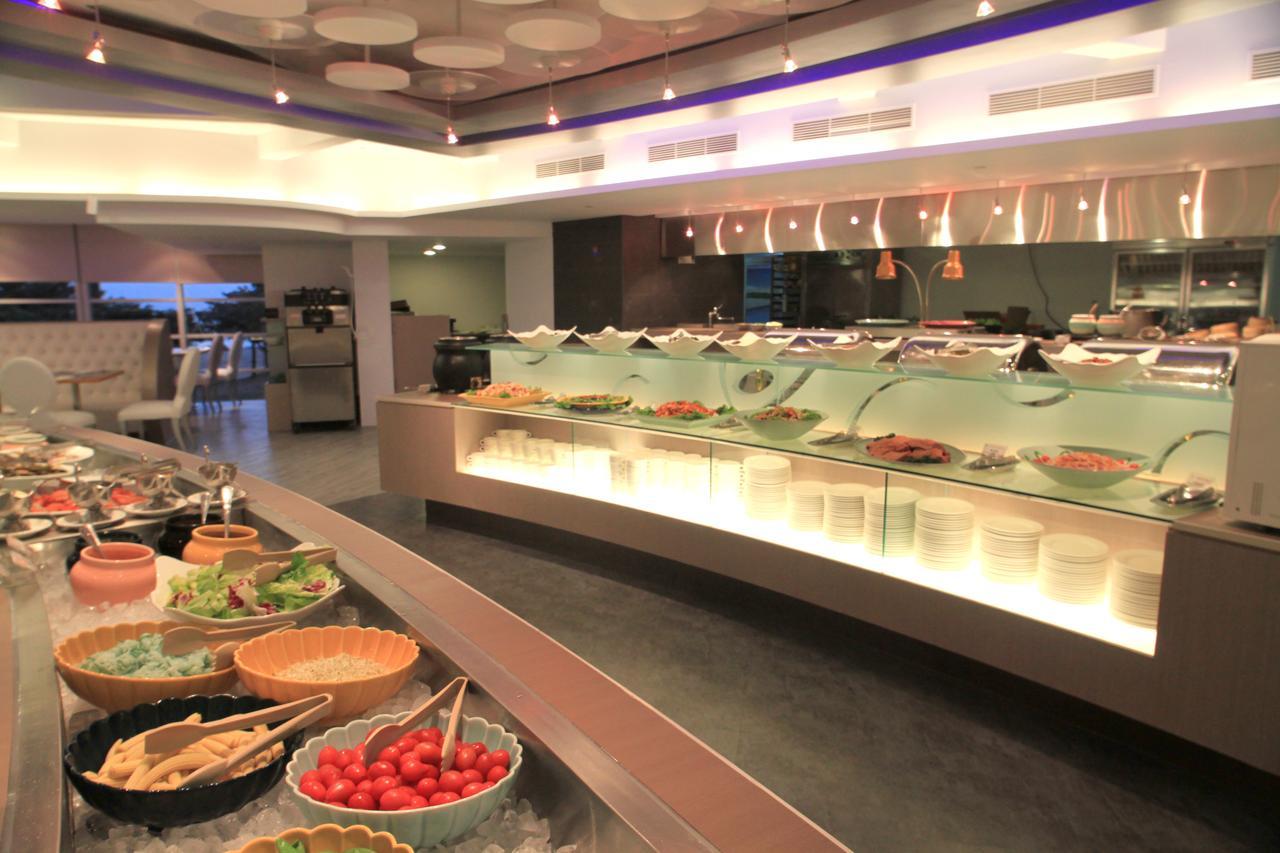 Chateau Beach Resort Kenting Extérieur photo A buffet at a restaurant