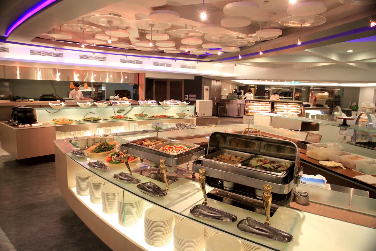 Chateau Beach Resort Kenting Extérieur photo The buffet at the Sky Bar